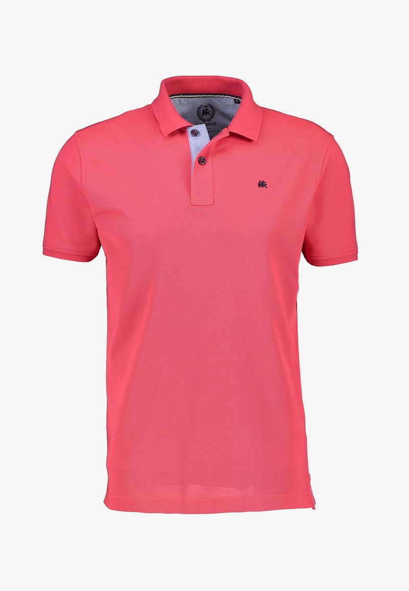 Polo homme corail à manches courtes avec patte de boutonnage à deux boutons, col intérieur contrastant et petit emblème foncé sur la poitrine gauche.
