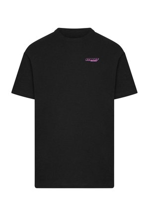 Melna īsām piedurknēm t-krekliņš, izgatavots no kokvilnas, ar mazu purpura "STREET RUSH" logotipu kreisajā krūšu pusē. Vienkāršs dizains, apaļa kakla izgriezums.