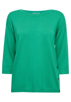 Top de punto verde con un escote amplio y manga tres cuartos, que presenta botones en los laterales y un corte relajado. Textura suave y acabado liso.