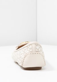 Beige baleta kurpes ar teksturētu virsu ar ģeometrisku rakstu, izturīgu šuvēm un zemu, noapaļotu papēdi. Zelta akcenta detaļa.