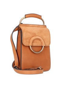 Tasche aus braunem Leder mit Wildlederklappe, Metallgriff und verstellbarem Riemen. Auffälliges Ringdetail mit dem eingeprägten Markennamen an der Seite.