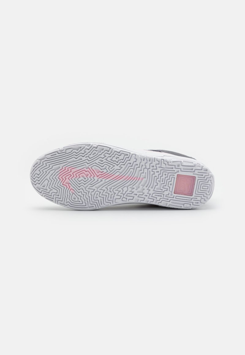 Semelle blanche avec un motif texturé et des accents roses ; finition lisse avec un design géométrique. Convient pour des chaussures de sport.