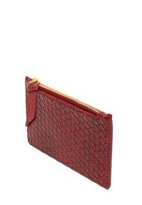 Portafoglio in pelle rossa con un motivo tessuto strutturato, dotato di una chiusura con zip dorata e una linguetta decorativa sul lato.