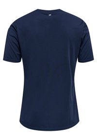 Marineblauwe sportshirt met korte mouwen en een ronde halslijn, gemaakt van lichtgewicht stof, met een gladde textuur en minimale branding aan de achterkant.