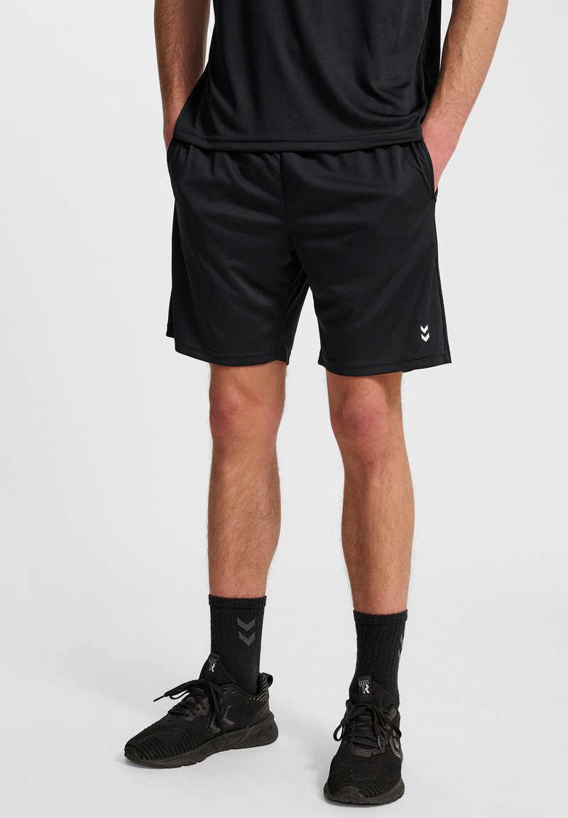 Zwarte sportieve shorts met een elastische tailleband en zijzakken. Gemaakt van lichtgewicht stof, met een klein logo op het onderbeen.