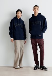 Tommy Jeans GLITTER HOODIE UNISEX - Jersey con capucha - dark night navy