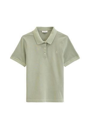 Lichtgroen poloshirt met korte mouwen, drie knopen en een kleine "M O P" logo op de linkerborst, weergegeven op een witte achtergrond.