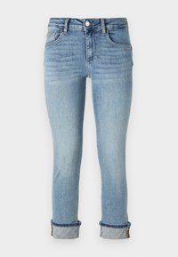 Jeans de mezclilla azul claro con una cintura de altura media y puños enrollados. Presenta cinco bolsillos y un cierre clásico con botón. Textura lisa.