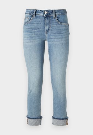 Jeans de mezclilla azul claro con una cintura de altura media y puños enrollados. Presenta cinco bolsillos y un cierre clásico con botón. Textura lisa.