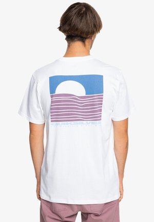 Biała bawełniana koszulka z kolorową grafiką na niebieskim prostokątnym tle, dużym białym słońcem i fioletowymi falami, a poniżej tekst.