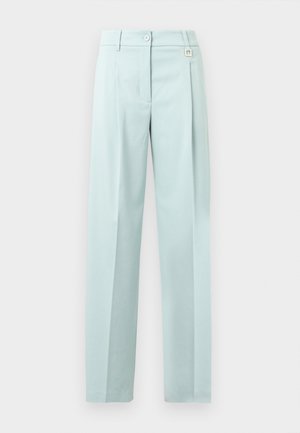 Világoskék, magasan szabott nadrág sima anyagból. Gombos záródással, redőkkel és kis logó díszítéssel a derékrészen.