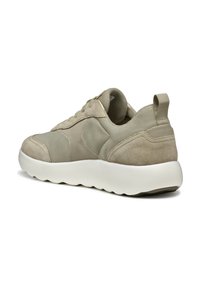 Scarpa sportiva beige che presenta un mix di materiali in suede e mesh, suola rotonda e una linguetta sul tallone per una facile calzata.
