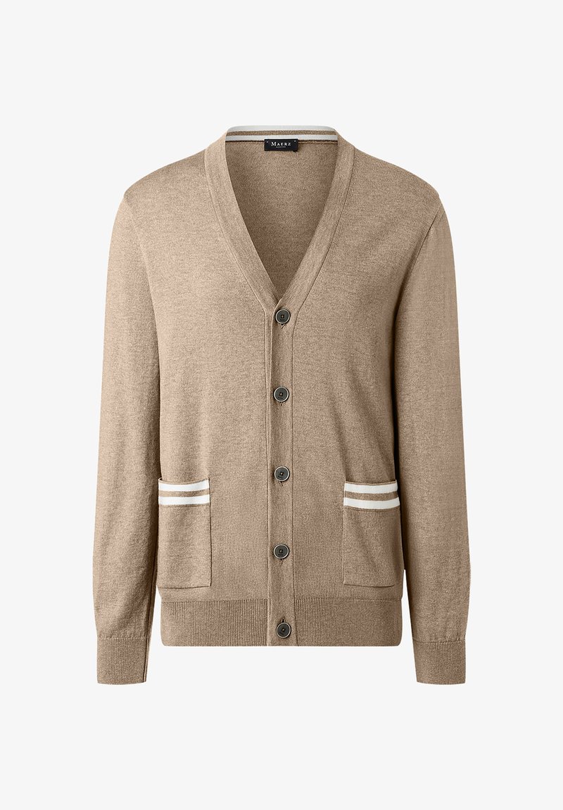 Gilet beige à boutons avec col en V, deux poches avant ornées de doubles bandes blanches, et bords côtelés aux manches et en bas.