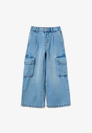 Lyseblå brede cargobukser i denim med lommer med klapper for- og på siden, bæltestropper og knaplukning.