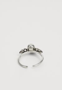 Verstelbare zilverkleurige ring met een centrale gepolijste bol en bloemaccenten, met een gladde afwerking en een open bandontwerp.