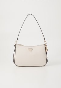 Beige syntetisk håndtaske med en buet sort skulderrem og guldfarvede metaldele, med en trekantet logo og lynlås lukning.