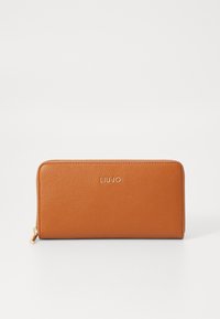 Portafoglio in pelle marrone con texture, dotato di chiusura con zip, caratterizzato da un logo dorato e una forma rettangolare. Design minimalista, finitura liscia.