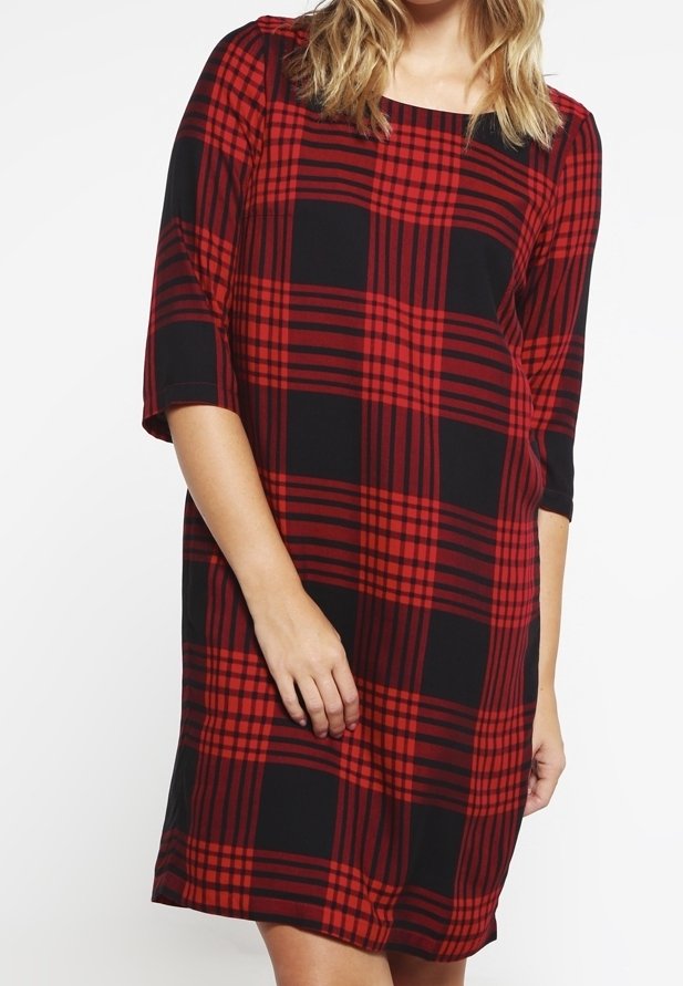 Robe à carreaux rouges et noirs dans une coupe décontractée, avec un décolleté carré et des manches trois-quarts, réalisée en tissu doux et léger.