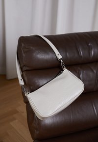 Gina Tricot NORA BAG - Mala de mão - beige
