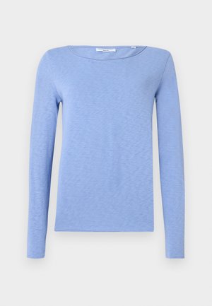 Lichtblauw longsleeve crewneckshirt van een zachte, licht gestructureerde stof, weergegeven tegen een eenvoudige witte achtergrond.