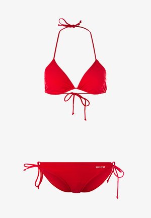 Rode bikini set met een driehoekige top met strikbandjes en bijpassende onderkant met zijsstrikjes. Gemaakt van een gladde, rekbare stof.