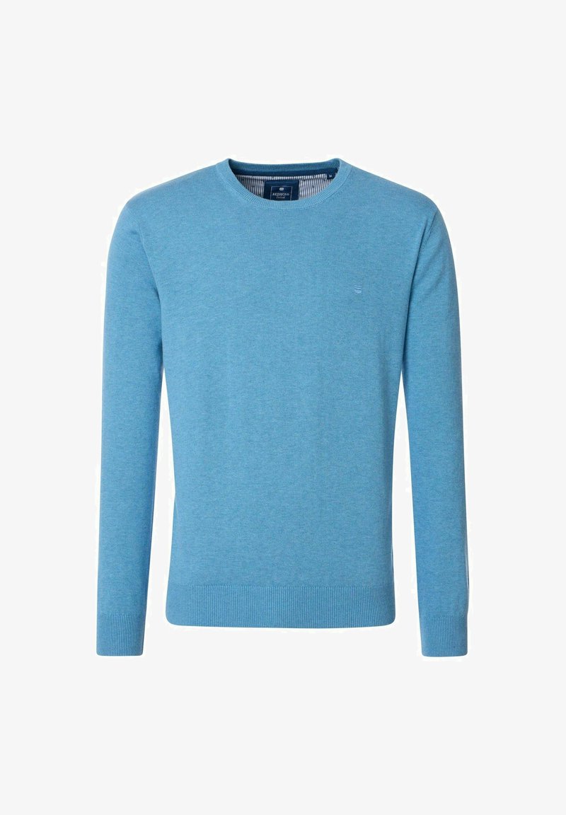 Jasnoniebieski sweter typu crew-neck z miękkiego materiału, z długimi rękawami i prążkowanymi mankietami. Małe logo na piersi, klasyczny prosty krój.