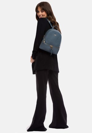 Blauer, strukturiertes Leder-Rucksack mit goldfarbenen Beschlägen, zwei vorderen Reißverschlussfächern und einer runden Form. Verstellbare Träger und ein Obergriff.
