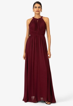 Burgunderfarbene Halterneck-Kleid mit plissiertem Oberteil, fließendem Rock und schichtiger Textur; verfügt über ein Schlüssel-Detail und ein knöchellanges Design.