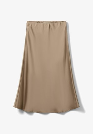 Béžová saténová sukňa dĺžky po kolená s jemným rozšírením, hladkou textúrou a jedným záhybom vpredu na páse.