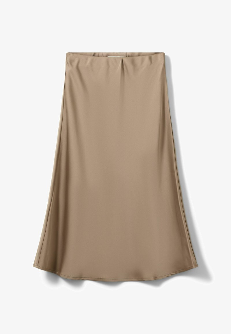 Jupe en satin beige longueur genou avec légère évasement, texture lisse et un pli unique à l'avant au niveau de la ceinture.