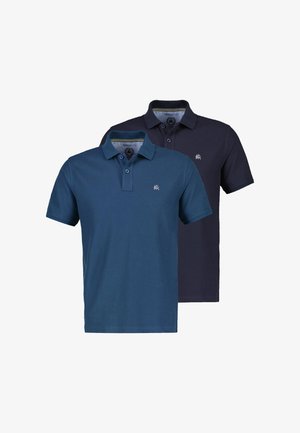 Twee polo's met korte mouwen, één donkerblauw en één marineblauw, elk met een klein geborduurd logo op de linkerborst.