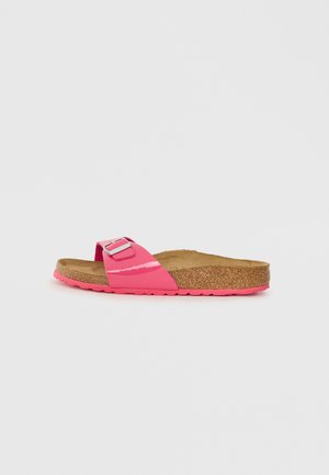 Rosa slide-sandal med patentöverdelen, justerbart spänne, korkfotbädd och strukturerad gummisula. Profilvy som visar form och designdetaljer.