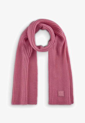 Roze gebreide sjaal met ribbelstructuur, met een logo-patch aan het ene uiteinde. De stof lijkt zacht en flexibel, ideaal voor warmte.