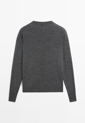 Langärmliger Pullover aus dunkelgrauer Wolle mit Rundhalsausschnitt und gerippten Bündchen, zeichnet sich durch eine glatte Textur und ein schlankes, minimalistisches Design aus.