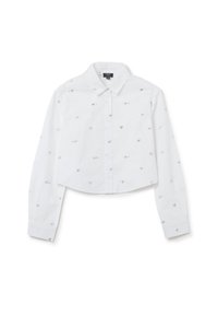Camisa blanca recortada de algodón, con patrones de corazones plateados, un cuello puntiagudo y mangas largas con puños abotonados.