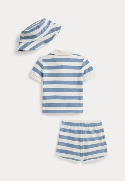 Ριγέ παιδικό σύνολο που περιλαμβάνει κοντομάνικο πόλο μπλουζάκι, σορτς και καπέλο. Χρώματα: μπλε και λευκό. Το υλικό είναι απαλό και υφασμένο με υφή.
