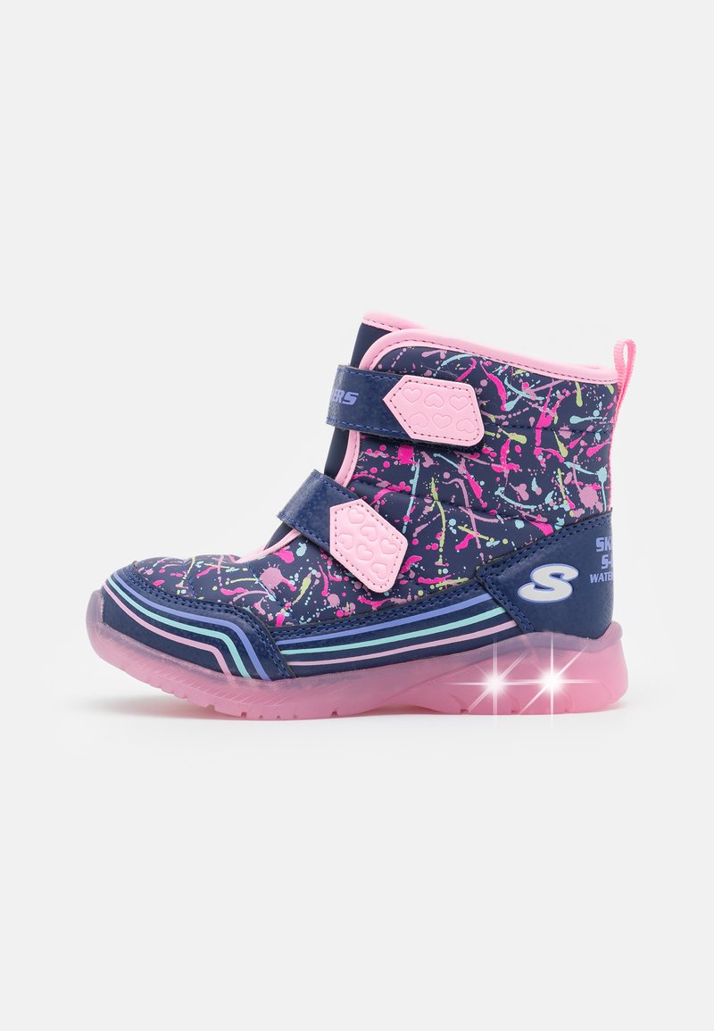 Marine ankelboots med rosa aksenter, med sprute mønstre, to borrelåsremmer og en gjennomsiktig rosa såle. Vanntett design.