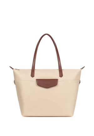 Beige draagtas met bruine leren handvatten en een klep aan de voorkant met drukknop, eenvoudig ontwerp, rechthoekige vorm met licht taps toelopende zijkanten.