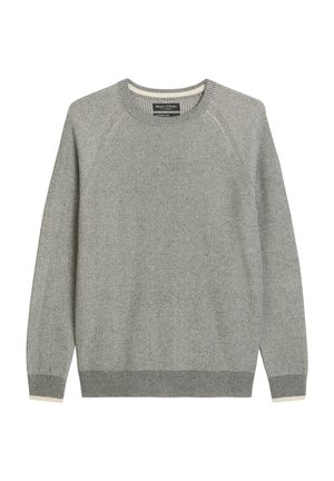 Pull en tricot gris avec un col rond, texture côtelée et manches longues. Présente un accent couleur crème aux poignets et à l'ourlet.