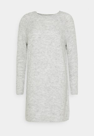 Lange lichtgrijze gebreide sweaterjurk met lange mouwen en een ronde hals op een effen achtergrond.