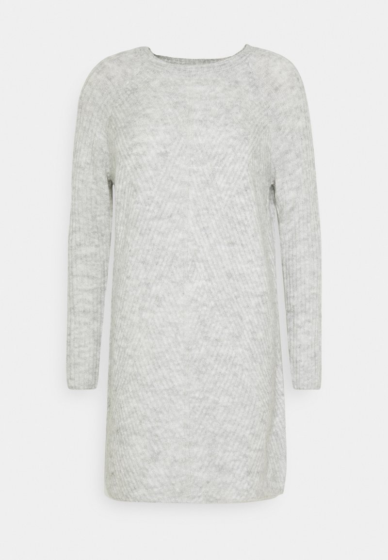 Longue robe pull tricotée gris clair avec manches longues et col rond sur fond uni.