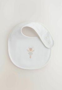 Vit bomullsbib med rundad form, försedd med en tryckt design av en björn med vingar. Fästes med två tryckknappar.