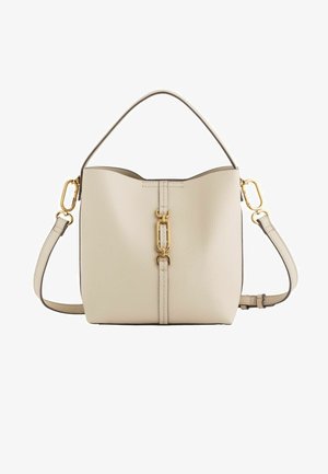 Beige nahkalaukku, jossa on jämäkkä muoto, kultaiset yksityiskohdat ja irrotettava olkahihna. Varustettu pääkahvalla ja teksturoidulla pinnalla.