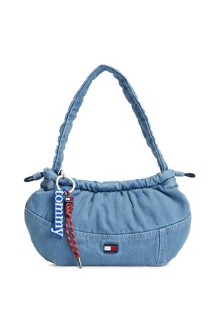 Jasnoniebieska torba na ramię z denimu z wyściełanym paskiem, marszczonym górnym brzegiem, małą prostokątną naszywką z logo oraz brelokiem z napisem „tommy” na czerwonym sznurku.