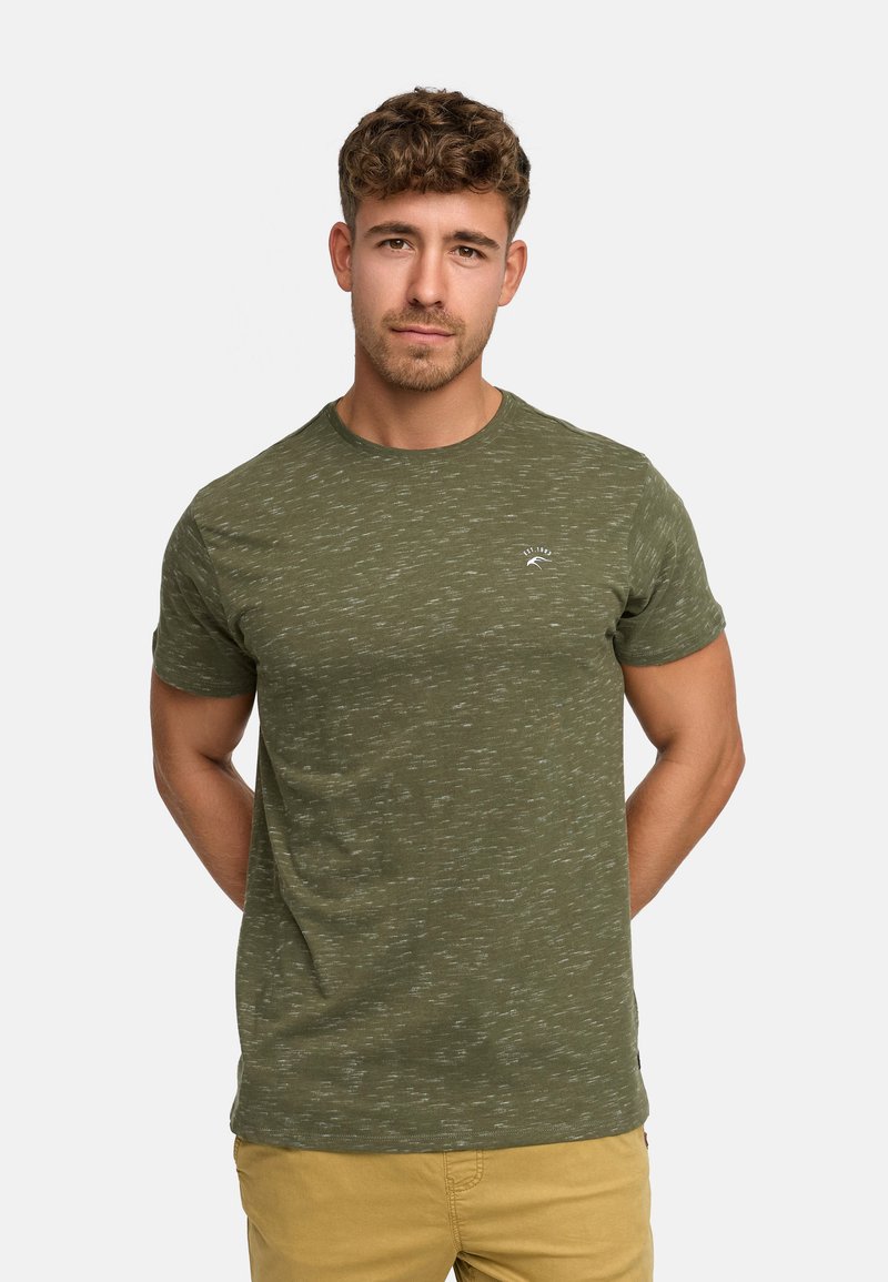 Oliwkowa melanzowa koszulka z krótkim rękawem ze okrągłym dekoltem i małym logo po lewej stronie klatki piersiowej. Tekstura materiału jest miękka i codzienna.