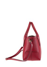 Rode leren handtas met een gestructureerde afwerking, dubbele bovenhandvatten, verstelbare schouderriem en gouden hardware-accenten. Ronde vorm met naaddetails.