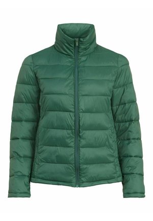 Veste rembourrée verte avec un col montant, un design matelassé horizontal et une fermeture à glissière complète. Fabriquée en matériau léger et brillant.