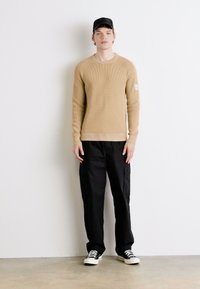 Calvin Klein Jeans BADGE EASY SWEATER - Trui - travertine