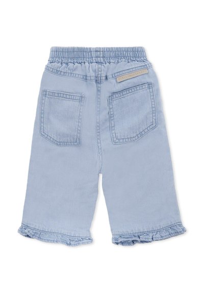 Shorts in denim azzurro chiaro con cintura elastica, orli arricciati e due tasche posteriori. Presenta un'etichetta cucita vicino alla cintura.