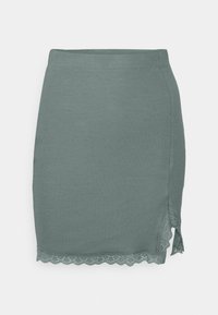 Gonna in maglia verde con orlo in pizzo a scallop e spacco laterale. Design semplice con una silhouette aderente e cintura elastica.